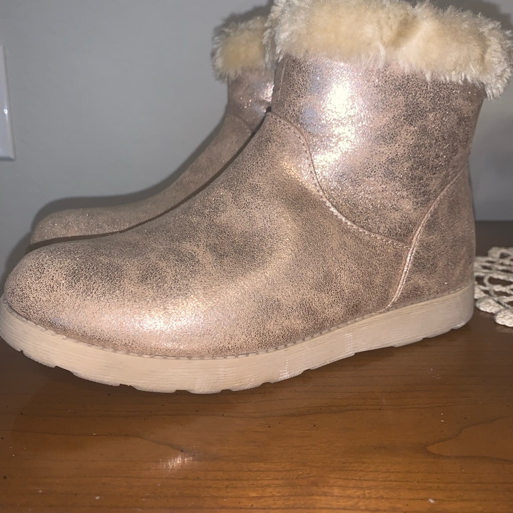 Girl’s Gold Faux Fur Lined Ankle Boot: Cat and Jack: Size 3